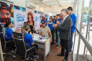 Prefeito Eduardo Siqueira Campos visitou estantes de atendimentos – Foto: Edu Fortes