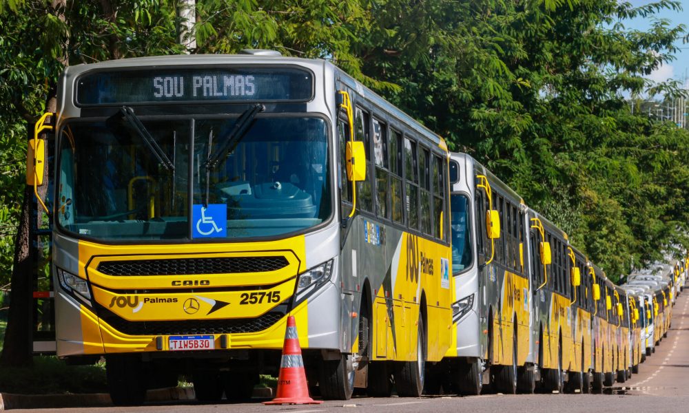 Prefeito Eduardo Siqueira Campos entregou novos ônibus nesta terça-feira, 6 – Foto Lia Mara