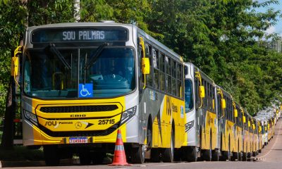 Prefeito Eduardo Siqueira Campos entregou novos ônibus nesta terça-feira, 6 – Foto Lia Mara