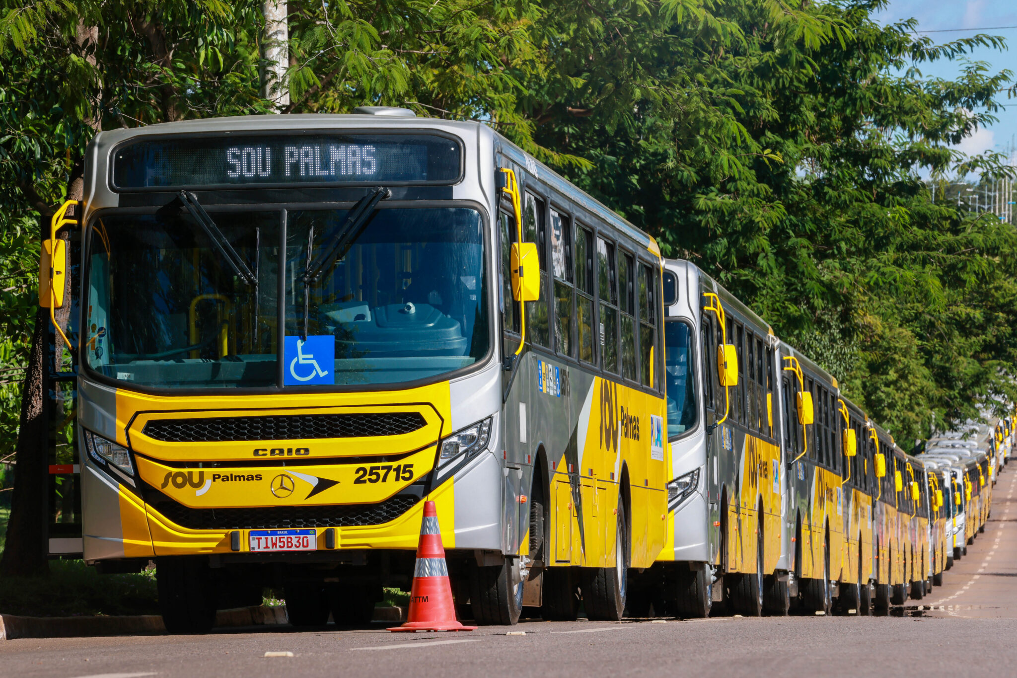 Prefeito Eduardo Siqueira Campos entregou novos ônibus nesta terça-feira, 6 – Foto Lia Mara