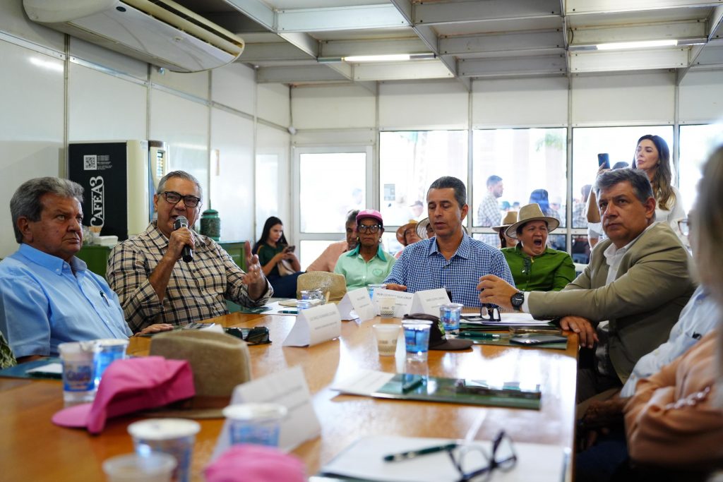 Presidente do Sistema FAET/Senar, Paulo Carneiro e lideranças do CNA