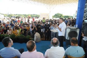 Prefeito Eduardo Siqueira Campos com a ordem de serviço assinada ao lado do presidente em exercício do Senado, Eduardo Gomes; Governador Wanderlei Barbosa; e o presidente da Câmara Municipal de Palmas, Marilon Barbosa / Foto: Lia Mara