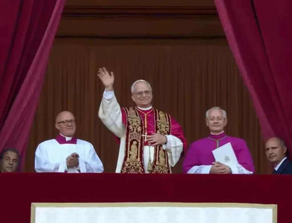 Papa Leão XIV durante sua primeira bênção no Vaticano