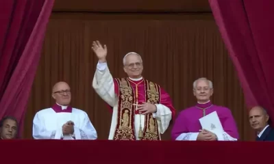 Papa Leão XIV durante sua primeira bênção no Vaticano