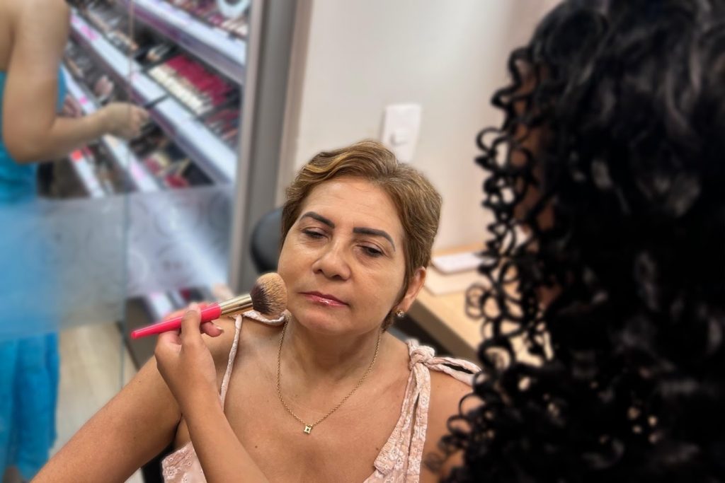Mercado de maquiagem movimenta mais de R$ 27 bilhões no Brasil e aposta em novas experiências de consumo