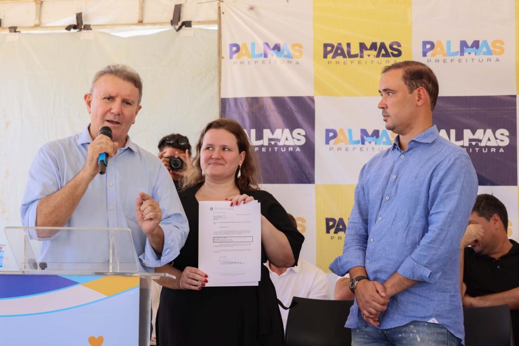 Deputado federal Vicentinho Alves (à direita) formalizou a destinação de uma emenda de bancada de R$ 10 milhões para a saúde de Palmas – Foto: Edu Fortes