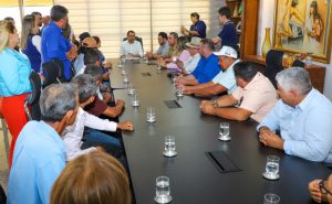 Governador Wanderlei Barbosa discute pavimentação da TO-239 com gestores municipais e produtores - Foto: Antonio Gonçalves/Governo do Tocantins