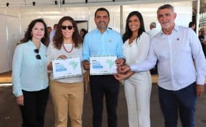 Governador Wanderlei Barbosa assina, ao lado da ministra Esther Dweck, a adesão do Tocantins ao Programa Nacional de Gestão e Inovação (PNGI), durante agenda com o presidente Lula em Araguatins - Foto: Antônio Gonçalves/Governo do Tocantins