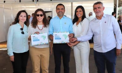 Governador Wanderlei Barbosa assina, ao lado da ministra Esther Dweck, a adesão do Tocantins ao Programa Nacional de Gestão e Inovação (PNGI), durante agenda com o presidente Lula em Araguatins - Foto: Antônio Gonçalves/Governo do Tocantins