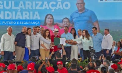 Governador Wanderlei Barbosa e presidente Luiz Inácio Lula da Silva assinam, em Araguatins, acordo que garante ao Tocantins a gestão fundiária de 1,9 milhão de hectares de terras da União - Foto: Antônio Gonçalves/Governo do Tocantins