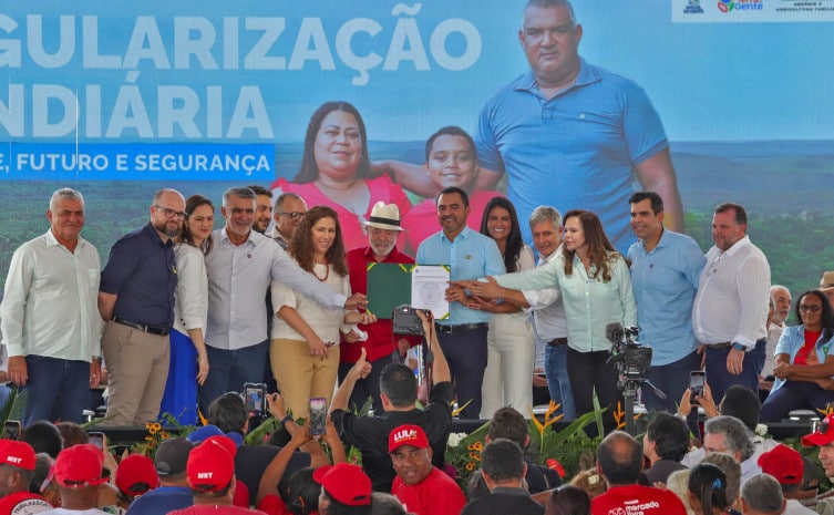 Governador Wanderlei Barbosa e presidente Lula assinam acordo histórico para governança fundiária de 1,9 milhão de hectares no Tocantins 37 Governador Wanderlei Barbosa e presidente Luiz Inácio Lula da Silva assinam, em Araguatins, acordo que garante ao Tocantins a gestão fundiária de 1,9 milhão de hectares de terras da União - Foto: Antônio Gonçalves/Governo do Tocantins