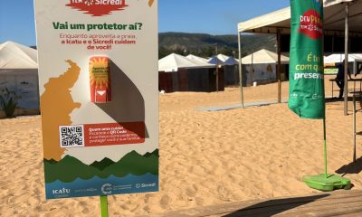 Iniciativa oferece duchas ecológicas, totens solares, quadra esportiva e educação ambiental aos frequentadores da Praia do Funil