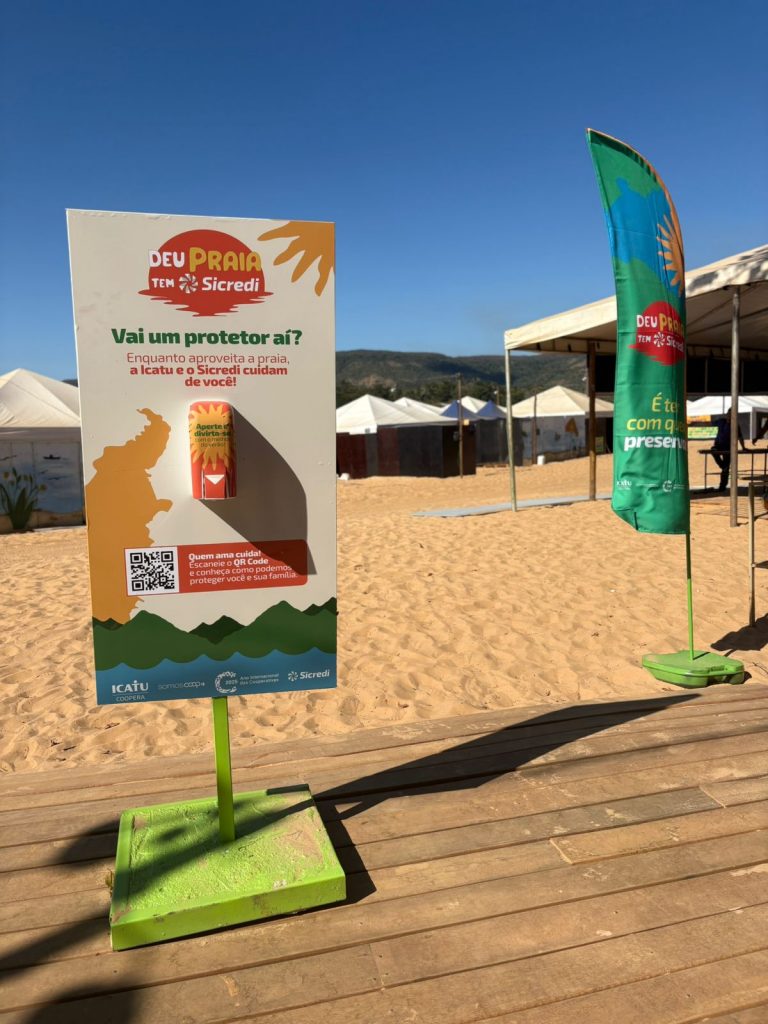 Iniciativa oferece duchas ecológicas, totens solares, quadra esportiva e educação ambiental aos frequentadores da Praia do Funil