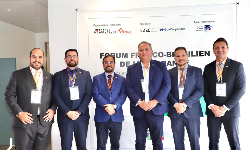O vice-presidente do Senado Federal e presidente do PL Tocantins, senador Eduardo Gomes, participou de um debate, nesta terça-feira, 4, no 1º Fórum de Seguros Brasil–França, realizado em Paris. Em missão oficial, o parlamentar representou o Senado em um importante painel sobre inteligência artificial, segurança cibernética e combate à fraude, reforçando o compromisso do Brasil com uma regulação moderna e responsável para as novas tecnologias. O painel “Regulamentação da IA, segurança cibernética e combate à fraude” reuniu especialistas e líderes do setor público e privado dos dois países, com foco nos desafios e oportunidades de regulamentação da inteligência artificial. Eduardo Gomes defendeu um modelo equilibrado, que proporcione segurança jurídica sem travar a inovação. “É possível e necessário regulamentar a inteligência artificial com responsabilidade, protegendo os dados dos cidadãos, garantindo a ética no uso das tecnologias e, ao mesmo tempo, estimulando o desenvolvimento e a competitividade do setor produtivo brasileiro”, afirmou o senador. A regulação da IA, segundo os participantes, precisa considerar as diferenças entre os modelos jurídicos do Brasil e da União Europeia. Enquanto os países europeus já adotam regras mais rígidas com base na Lei de Inteligência Artificial da UE, o Brasil avança na construção de um marco legal próprio, alinhado à Lei Geral de Proteção de Dados (LGPD), mas ainda enfrenta desafios como a fragmentação regulatória e a necessidade de fortalecimento da governança. Além de Eduardo Gomes, o painel contou com a participação de Richard Vinhosa (CEO da EZZE Seguros) e Marie Aude Thépaut (CEO da CNP Assurances), com moderação de Arthur Ravier, da France Assureurs. A abertura do evento contou com nomes como Florence Lustman (France Assureurs), Dyogo Oliveira (CNseg), Marie-Aude Thépaut (CNP), Ricardo Alban (CNI) e o embaixador Laudemar Aguiar, do Ministério das Relações Exteriores. Também marcou presença o procurador-geral da República, Paulo Gonet. A comitiva brasileira teve forte representação do Tocantins. A convite da ApexBrasil, secretários estaduais acompanharam o fórum e participaram da missão oficial à França: Carlos Humberto Lima (Indústria e Comércio), Deocleciano Gomes Filho (Casa Civil), Márcio Anderson Rocha (Comunicação) e Odilon Coelho (Indústria e Comércio). Para Eduardo Gomes, o evento fortalece o diálogo internacional e amplia o protagonismo do Brasil e do Tocantins no debate sobre inovação tecnológica e segurança no ambiente digital. “Participar de fóruns como este é fundamental para posicionar o Brasil entre as nações que estão à frente na discussão da regulação tecnológica. Também é uma forma de valorizar nosso estado e abrir caminhos para novas oportunidades no cenário internacional”, concluiu.