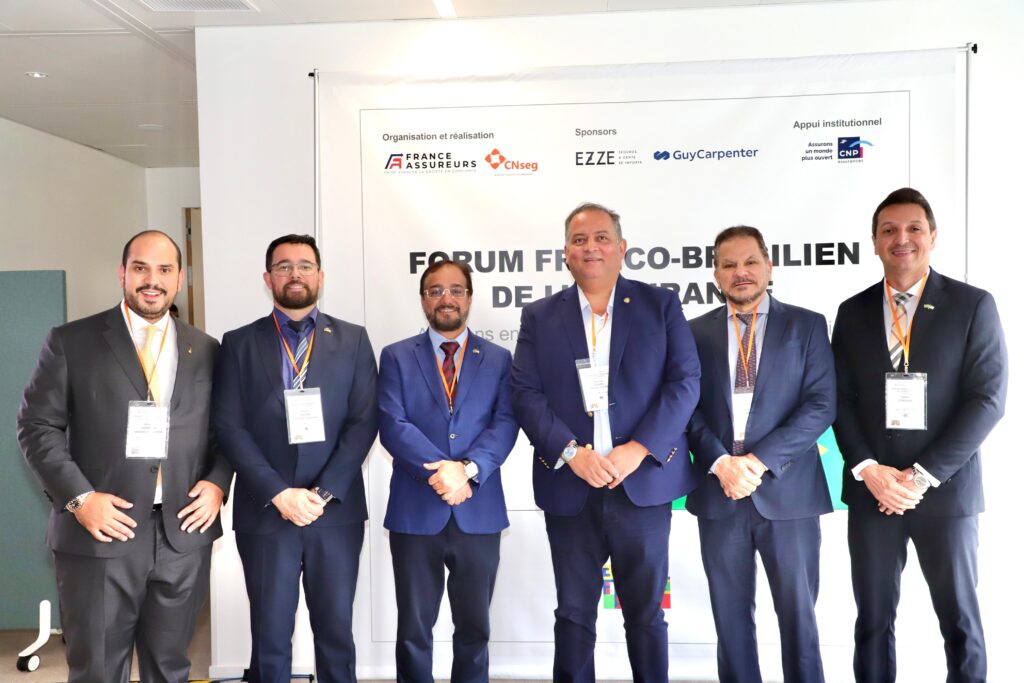 O vice-presidente do Senado Federal e presidente do PL Tocantins, senador Eduardo Gomes, participou de um debate, nesta terça-feira, 4, no 1º Fórum de Seguros Brasil–França, realizado em Paris. Em missão oficial, o parlamentar representou o Senado em um importante painel sobre inteligência artificial, segurança cibernética e combate à fraude, reforçando o compromisso do Brasil com uma regulação moderna e responsável para as novas tecnologias. O painel “Regulamentação da IA, segurança cibernética e combate à fraude” reuniu especialistas e líderes do setor público e privado dos dois países, com foco nos desafios e oportunidades de regulamentação da inteligência artificial. Eduardo Gomes defendeu um modelo equilibrado, que proporcione segurança jurídica sem travar a inovação. “É possível e necessário regulamentar a inteligência artificial com responsabilidade, protegendo os dados dos cidadãos, garantindo a ética no uso das tecnologias e, ao mesmo tempo, estimulando o desenvolvimento e a competitividade do setor produtivo brasileiro”, afirmou o senador. A regulação da IA, segundo os participantes, precisa considerar as diferenças entre os modelos jurídicos do Brasil e da União Europeia. Enquanto os países europeus já adotam regras mais rígidas com base na Lei de Inteligência Artificial da UE, o Brasil avança na construção de um marco legal próprio, alinhado à Lei Geral de Proteção de Dados (LGPD), mas ainda enfrenta desafios como a fragmentação regulatória e a necessidade de fortalecimento da governança. Além de Eduardo Gomes, o painel contou com a participação de Richard Vinhosa (CEO da EZZE Seguros) e Marie Aude Thépaut (CEO da CNP Assurances), com moderação de Arthur Ravier, da France Assureurs. A abertura do evento contou com nomes como Florence Lustman (France Assureurs), Dyogo Oliveira (CNseg), Marie-Aude Thépaut (CNP), Ricardo Alban (CNI) e o embaixador Laudemar Aguiar, do Ministério das Relações Exteriores. Também marcou presença o procurador-geral da República, Paulo Gonet. A comitiva brasileira teve forte representação do Tocantins. A convite da ApexBrasil, secretários estaduais acompanharam o fórum e participaram da missão oficial à França: Carlos Humberto Lima (Indústria e Comércio), Deocleciano Gomes Filho (Casa Civil), Márcio Anderson Rocha (Comunicação) e Odilon Coelho (Indústria e Comércio). Para Eduardo Gomes, o evento fortalece o diálogo internacional e amplia o protagonismo do Brasil e do Tocantins no debate sobre inovação tecnológica e segurança no ambiente digital. “Participar de fóruns como este é fundamental para posicionar o Brasil entre as nações que estão à frente na discussão da regulação tecnológica. Também é uma forma de valorizar nosso estado e abrir caminhos para novas oportunidades no cenário internacional”, concluiu.