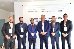 O vice-presidente do Senado Federal e presidente do PL Tocantins, senador Eduardo Gomes, participou de um debate, nesta terça-feira, 4, no 1º Fórum de Seguros Brasil–França, realizado em Paris. Em missão oficial, o parlamentar representou o Senado em um importante painel sobre inteligência artificial, segurança cibernética e combate à fraude, reforçando o compromisso do Brasil com uma regulação moderna e responsável para as novas tecnologias. O painel “Regulamentação da IA, segurança cibernética e combate à fraude” reuniu especialistas e líderes do setor público e privado dos dois países, com foco nos desafios e oportunidades de regulamentação da inteligência artificial. Eduardo Gomes defendeu um modelo equilibrado, que proporcione segurança jurídica sem travar a inovação. “É possível e necessário regulamentar a inteligência artificial com responsabilidade, protegendo os dados dos cidadãos, garantindo a ética no uso das tecnologias e, ao mesmo tempo, estimulando o desenvolvimento e a competitividade do setor produtivo brasileiro”, afirmou o senador. A regulação da IA, segundo os participantes, precisa considerar as diferenças entre os modelos jurídicos do Brasil e da União Europeia. Enquanto os países europeus já adotam regras mais rígidas com base na Lei de Inteligência Artificial da UE, o Brasil avança na construção de um marco legal próprio, alinhado à Lei Geral de Proteção de Dados (LGPD), mas ainda enfrenta desafios como a fragmentação regulatória e a necessidade de fortalecimento da governança. Além de Eduardo Gomes, o painel contou com a participação de Richard Vinhosa (CEO da EZZE Seguros) e Marie Aude Thépaut (CEO da CNP Assurances), com moderação de Arthur Ravier, da France Assureurs. A abertura do evento contou com nomes como Florence Lustman (France Assureurs), Dyogo Oliveira (CNseg), Marie-Aude Thépaut (CNP), Ricardo Alban (CNI) e o embaixador Laudemar Aguiar, do Ministério das Relações Exteriores. Também marcou presença o procurador-geral da República, Paulo Gonet. A comitiva brasileira teve forte representação do Tocantins. A convite da ApexBrasil, secretários estaduais acompanharam o fórum e participaram da missão oficial à França: Carlos Humberto Lima (Indústria e Comércio), Deocleciano Gomes Filho (Casa Civil), Márcio Anderson Rocha (Comunicação) e Odilon Coelho (Indústria e Comércio). Para Eduardo Gomes, o evento fortalece o diálogo internacional e amplia o protagonismo do Brasil e do Tocantins no debate sobre inovação tecnológica e segurança no ambiente digital. “Participar de fóruns como este é fundamental para posicionar o Brasil entre as nações que estão à frente na discussão da regulação tecnológica. Também é uma forma de valorizar nosso estado e abrir caminhos para novas oportunidades no cenário internacional”, concluiu.