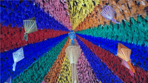 Bandeirolas, fogueiras e fogos exigem atenção redobrada com a rede elétrica. Energisa Tocantins orienta para evitar acidentes nas festas juninas.