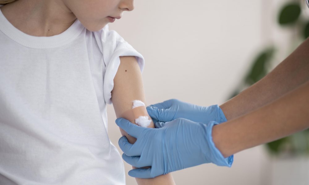 A meningite meningocócica, causada pela bactéria Neisseria meningitidis, é uma infecção grave que pode evoluir rapidamente e deixar sequelas permanentes. Segundo a Organização Mundial da Saúde (OMS), a doença é fatal em até 50% dos casos não tratados e pode resultar em dano cerebral, perda auditiva ou outras incapacidades permanentes em 10% a 20% dos sobreviventes. A vacinação é a forma mais eficaz de prevenção. No Tocantins, o Sabin Diagnóstico e Saúde oferece a vacina meningocócica ACWY para ampliar a proteção da população. A médica Sylvia Freire, infectologista pediátrica do Sabin, explica que a doença meningocócica preocupa pela capacidade de se disseminar e evoluir rapidamente. “A doença meningocócica é uma infecção bacteriana que pode causar meningite e/ou meningococcemia (infecção disseminada), potencialmente muito grave, podendo levar à necrose de extremidades e disfunção de órgãos, além de sequelas como surdez e déficits neurológicos permanentes”, destaca. Os sintomas iniciais da meningite incluem febre alta, dor de cabeça intensa, rigidez de nuca, vômitos, podendo haver confusão mental. “Quando ocorre a meningococcemia, manchas violáceas aparecem na pele, configurando gravidade e necessidade de tratamento imediato para evitar complicações sérias e até mesmo óbito”, afirma Dra. Sylvia. A transmissão acontece por secreções respiratórias, inclusive de portadores assintomáticos, o que reforça a importância da vacinação. No Brasil, os sorotipos B, C, Y e W são os mais prevalentes. “O esquema vacinal deve começar aos três meses de idade com nova dose dois meses depois e reforços entre 12 e 15 meses, 5 anos e 11 anos. Também devem ser vacinados adolescentes e adultos que não receberam o imunizante na infância, além de viajantes para áreas de risco e pessoas com condições que aumentam a vulnerabilidade, como doenças imunossupressoras ou ausência do baço”, complementa a médica. Em Palmas, a vacina meningo ACWY , assim como a meningo B, está disponível na unidade matriz do Sabin Diagnóstico e Saúde, localizada na Qd. 201 Sul, Av. Joaquim Teotônio Segurado. O Sabin conta com um portfólio de mais de 20 imunizantes e realiza a aplicação de segunda a sexta-feira, das 7h às 18h, e aos sábados, das 7h às 11h, sem necessidade de agendamento. A enfermeira Heryka Cavalcante, responsável pelo serviço de vacinas no Tocantins, destaca a importância da vacinação e do acolhimento durante o atendimento. “A vacinação é a forma mais segura e eficaz de prevenir surtos e proteger a saúde da população. No Sabin, oferecemos um atendimento humanizado, com recursos para minimizar a dor e até certificado de coragem para as crianças, tornando o momento da vacinação mais leve e acolhedor”, afirma. Além da unidade física, o Sabin oferece a compra da vacina pelo e-commerce, com agendamento, e o serviço Vacinas e Exames Móveis (VEM Sabin), que leva a imunização ao conforto do domicílio ou local de preferência do cliente