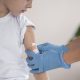 A meningite meningocócica, causada pela bactéria Neisseria meningitidis, é uma infecção grave que pode evoluir rapidamente e deixar sequelas permanentes. Segundo a Organização Mundial da Saúde (OMS), a doença é fatal em até 50% dos casos não tratados e pode resultar em dano cerebral, perda auditiva ou outras incapacidades permanentes em 10% a 20% dos sobreviventes. A vacinação é a forma mais eficaz de prevenção. No Tocantins, o Sabin Diagnóstico e Saúde oferece a vacina meningocócica ACWY para ampliar a proteção da população. A médica Sylvia Freire, infectologista pediátrica do Sabin, explica que a doença meningocócica preocupa pela capacidade de se disseminar e evoluir rapidamente. “A doença meningocócica é uma infecção bacteriana que pode causar meningite e/ou meningococcemia (infecção disseminada), potencialmente muito grave, podendo levar à necrose de extremidades e disfunção de órgãos, além de sequelas como surdez e déficits neurológicos permanentes”, destaca. Os sintomas iniciais da meningite incluem febre alta, dor de cabeça intensa, rigidez de nuca, vômitos, podendo haver confusão mental. “Quando ocorre a meningococcemia, manchas violáceas aparecem na pele, configurando gravidade e necessidade de tratamento imediato para evitar complicações sérias e até mesmo óbito”, afirma Dra. Sylvia. A transmissão acontece por secreções respiratórias, inclusive de portadores assintomáticos, o que reforça a importância da vacinação. No Brasil, os sorotipos B, C, Y e W são os mais prevalentes. “O esquema vacinal deve começar aos três meses de idade com nova dose dois meses depois e reforços entre 12 e 15 meses, 5 anos e 11 anos. Também devem ser vacinados adolescentes e adultos que não receberam o imunizante na infância, além de viajantes para áreas de risco e pessoas com condições que aumentam a vulnerabilidade, como doenças imunossupressoras ou ausência do baço”, complementa a médica. Em Palmas, a vacina meningo ACWY , assim como a meningo B, está disponível na unidade matriz do Sabin Diagnóstico e Saúde, localizada na Qd. 201 Sul, Av. Joaquim Teotônio Segurado. O Sabin conta com um portfólio de mais de 20 imunizantes e realiza a aplicação de segunda a sexta-feira, das 7h às 18h, e aos sábados, das 7h às 11h, sem necessidade de agendamento. A enfermeira Heryka Cavalcante, responsável pelo serviço de vacinas no Tocantins, destaca a importância da vacinação e do acolhimento durante o atendimento. “A vacinação é a forma mais segura e eficaz de prevenir surtos e proteger a saúde da população. No Sabin, oferecemos um atendimento humanizado, com recursos para minimizar a dor e até certificado de coragem para as crianças, tornando o momento da vacinação mais leve e acolhedor”, afirma. Além da unidade física, o Sabin oferece a compra da vacina pelo e-commerce, com agendamento, e o serviço Vacinas e Exames Móveis (VEM Sabin), que leva a imunização ao conforto do domicílio ou local de preferência do cliente
