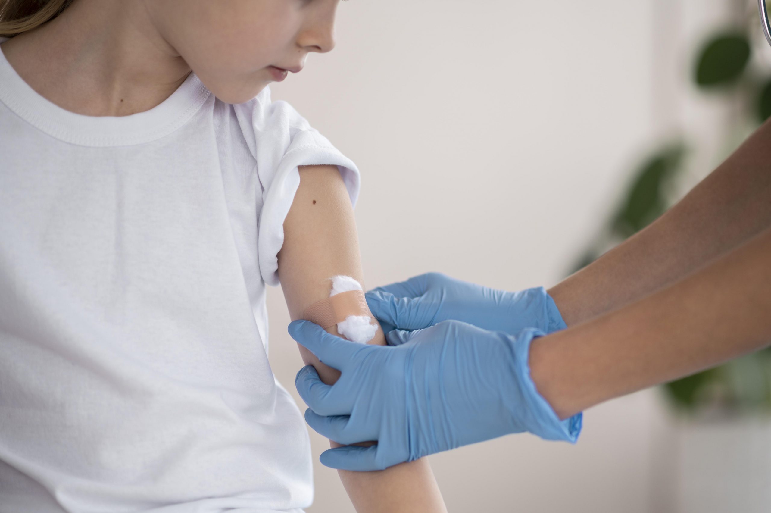 Vacina Meningocócica ACWY protege contra meningite e está disponível no Sabin em Palmas 40 A meningite meningocócica, causada pela bactéria Neisseria meningitidis, é uma infecção grave que pode evoluir rapidamente e deixar sequelas permanentes. Segundo a Organização Mundial da Saúde (OMS), a doença é fatal em até 50% dos casos não tratados e pode resultar em dano cerebral, perda auditiva ou outras incapacidades permanentes em 10% a 20% dos sobreviventes. A vacinação é a forma mais eficaz de prevenção. No Tocantins, o Sabin Diagnóstico e Saúde oferece a vacina meningocócica ACWY para ampliar a proteção da população. A médica Sylvia Freire, infectologista pediátrica do Sabin, explica que a doença meningocócica preocupa pela capacidade de se disseminar e evoluir rapidamente. “A doença meningocócica é uma infecção bacteriana que pode causar meningite e/ou meningococcemia (infecção disseminada), potencialmente muito grave, podendo levar à necrose de extremidades e disfunção de órgãos, além de sequelas como surdez e déficits neurológicos permanentes”, destaca. Os sintomas iniciais da meningite incluem febre alta, dor de cabeça intensa, rigidez de nuca, vômitos, podendo haver confusão mental. “Quando ocorre a meningococcemia, manchas violáceas aparecem na pele, configurando gravidade e necessidade de tratamento imediato para evitar complicações sérias e até mesmo óbito”, afirma Dra. Sylvia. A transmissão acontece por secreções respiratórias, inclusive de portadores assintomáticos, o que reforça a importância da vacinação. No Brasil, os sorotipos B, C, Y e W são os mais prevalentes. “O esquema vacinal deve começar aos três meses de idade com nova dose dois meses depois e reforços entre 12 e 15 meses, 5 anos e 11 anos. Também devem ser vacinados adolescentes e adultos que não receberam o imunizante na infância, além de viajantes para áreas de risco e pessoas com condições que aumentam a vulnerabilidade, como doenças imunossupressoras ou ausência do baço”, complementa a médica. Em Palmas, a vacina meningo ACWY , assim como a meningo B, está disponível na unidade matriz do Sabin Diagnóstico e Saúde, localizada na Qd. 201 Sul, Av. Joaquim Teotônio Segurado. O Sabin conta com um portfólio de mais de 20 imunizantes e realiza a aplicação de segunda a sexta-feira, das 7h às 18h, e aos sábados, das 7h às 11h, sem necessidade de agendamento. A enfermeira Heryka Cavalcante, responsável pelo serviço de vacinas no Tocantins, destaca a importância da vacinação e do acolhimento durante o atendimento. “A vacinação é a forma mais segura e eficaz de prevenir surtos e proteger a saúde da população. No Sabin, oferecemos um atendimento humanizado, com recursos para minimizar a dor e até certificado de coragem para as crianças, tornando o momento da vacinação mais leve e acolhedor”, afirma. Além da unidade física, o Sabin oferece a compra da vacina pelo e-commerce, com agendamento, e o serviço Vacinas e Exames Móveis (VEM Sabin), que leva a imunização ao conforto do domicílio ou local de preferência do cliente