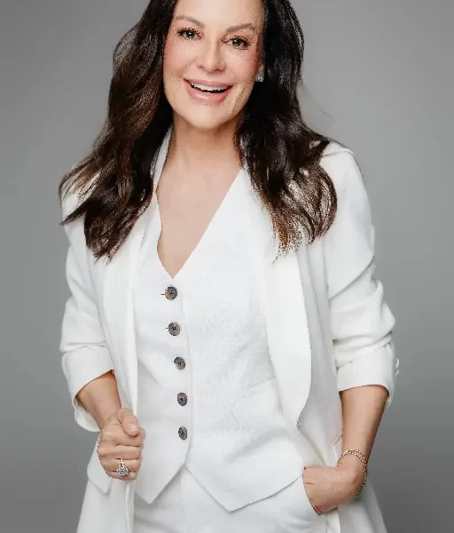 Luciane Prado: Um Novo Ciclo de Luz e Dedicação na Dermatologia