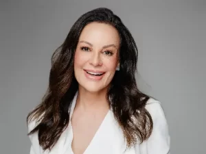 Luciane Prado: Um Novo Ciclo de Luz e Dedicação na Dermatologia