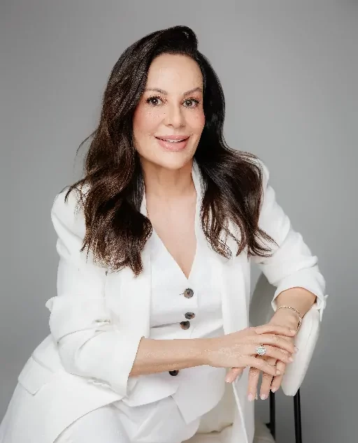 Luciane Prado: Um Novo Ciclo de Luz e Dedicação na Dermatologia