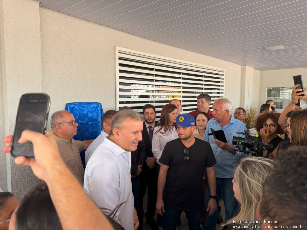 Imagem mostra a entrega oficial das unidades reformadas, com presença de autoridades e população no Restaurante Tereza Cristina Ayres, em Palmas.
