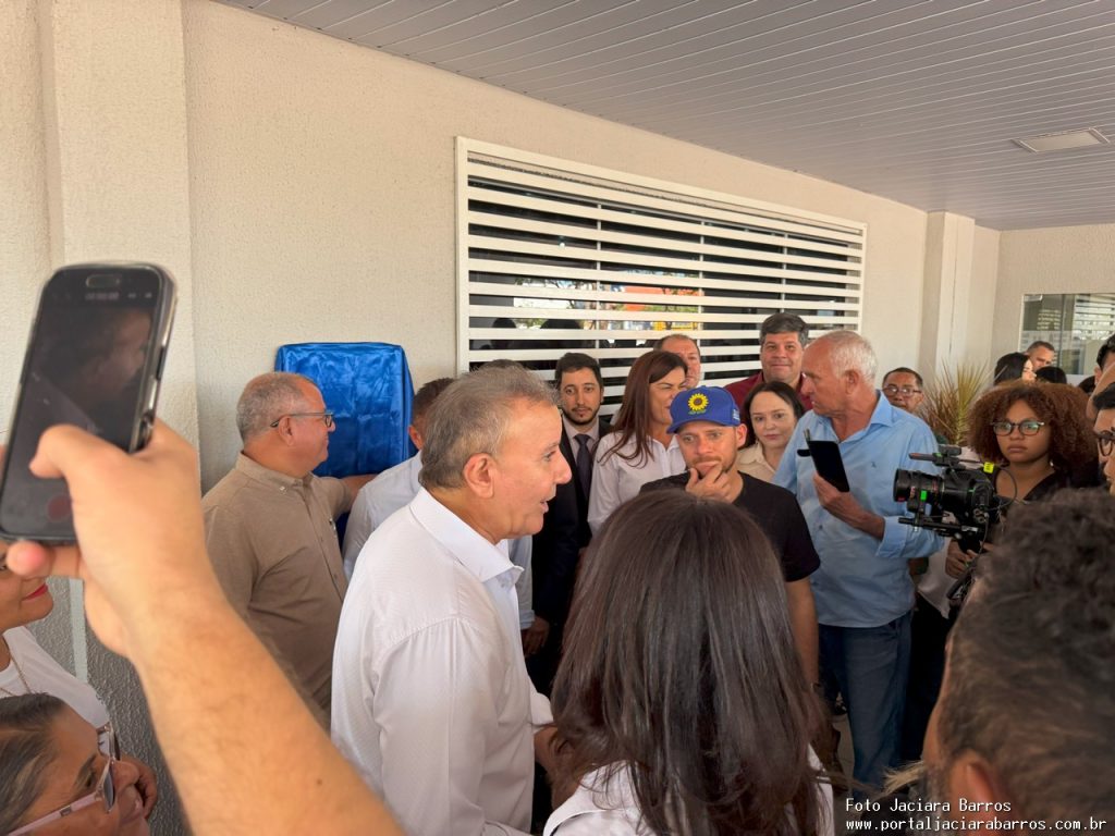 Imagem mostra a entrega oficial das unidades reformadas, com presença de autoridades e população no Restaurante Tereza Cristina Ayres, em Palmas.