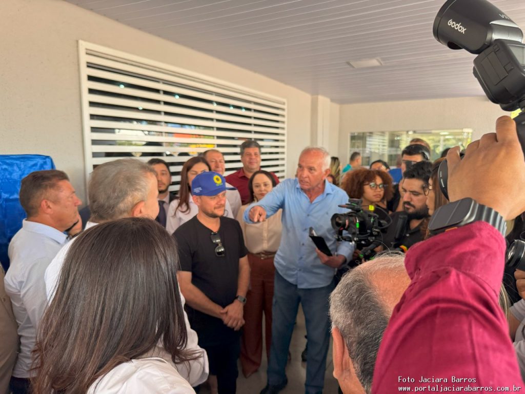 Imagem mostra a entrega oficial das unidades reformadas, com presença de autoridades e população no Restaurante Tereza Cristina Ayres, em Palmas.