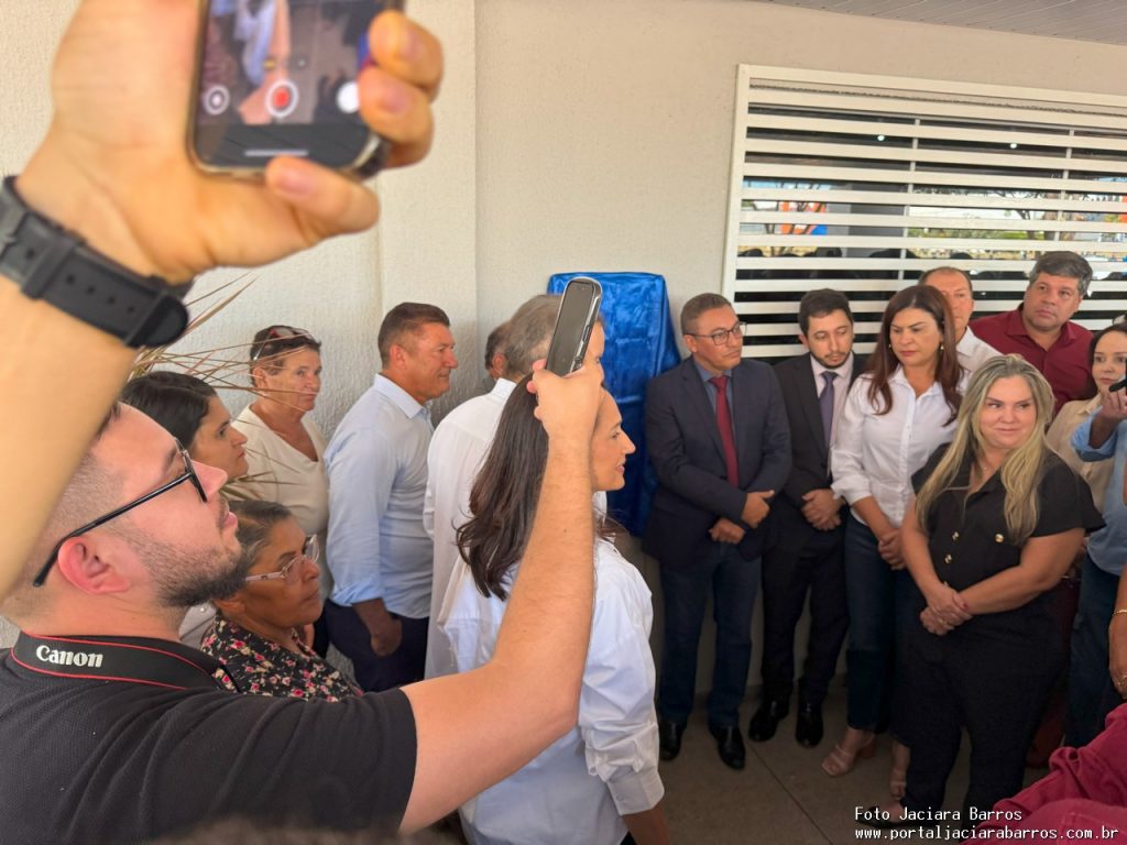 Imagem mostra a entrega oficial das unidades reformadas, com presença de autoridades e população no Restaurante Tereza Cristina Ayres, em Palmas.