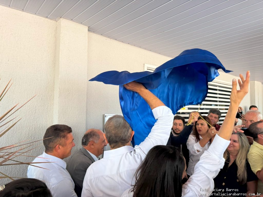 Imagem mostra a entrega oficial das unidades reformadas, com presença de autoridades e população no Restaurante Tereza Cristina Ayres, em Palmas.