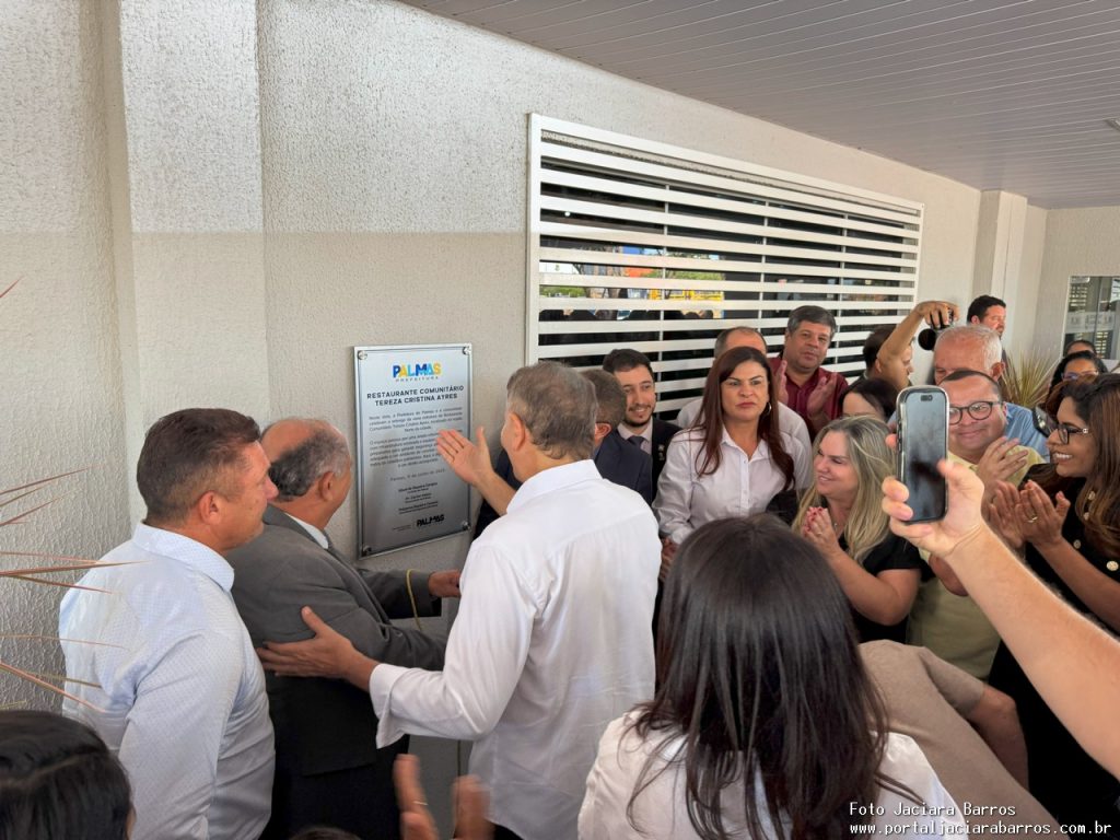 Imagem mostra a entrega oficial das unidades reformadas, com presença de autoridades e população no Restaurante Tereza Cristina Ayres, em Palmas.