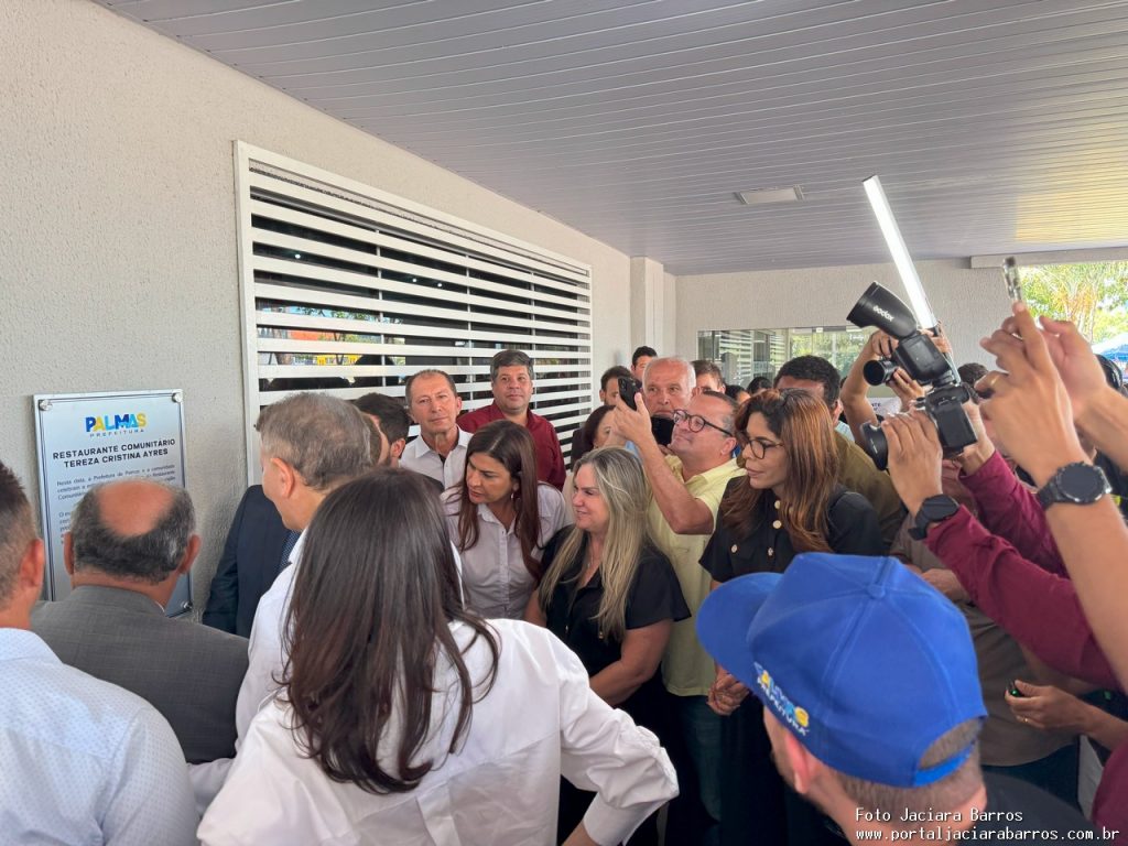 Imagem mostra a entrega oficial das unidades reformadas, com presença de autoridades e população no Restaurante Tereza Cristina Ayres, em Palmas.