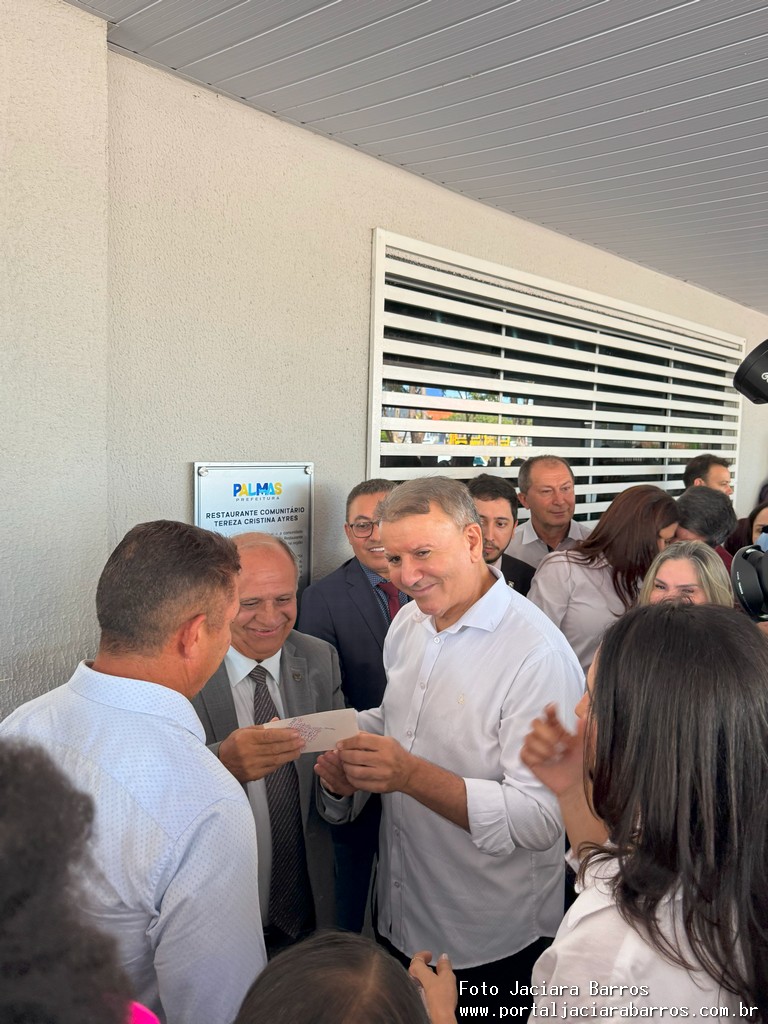 Imagem mostra a entrega oficial das unidades reformadas, com presença de autoridades e população no Restaurante Tereza Cristina Ayres, em Palmas.