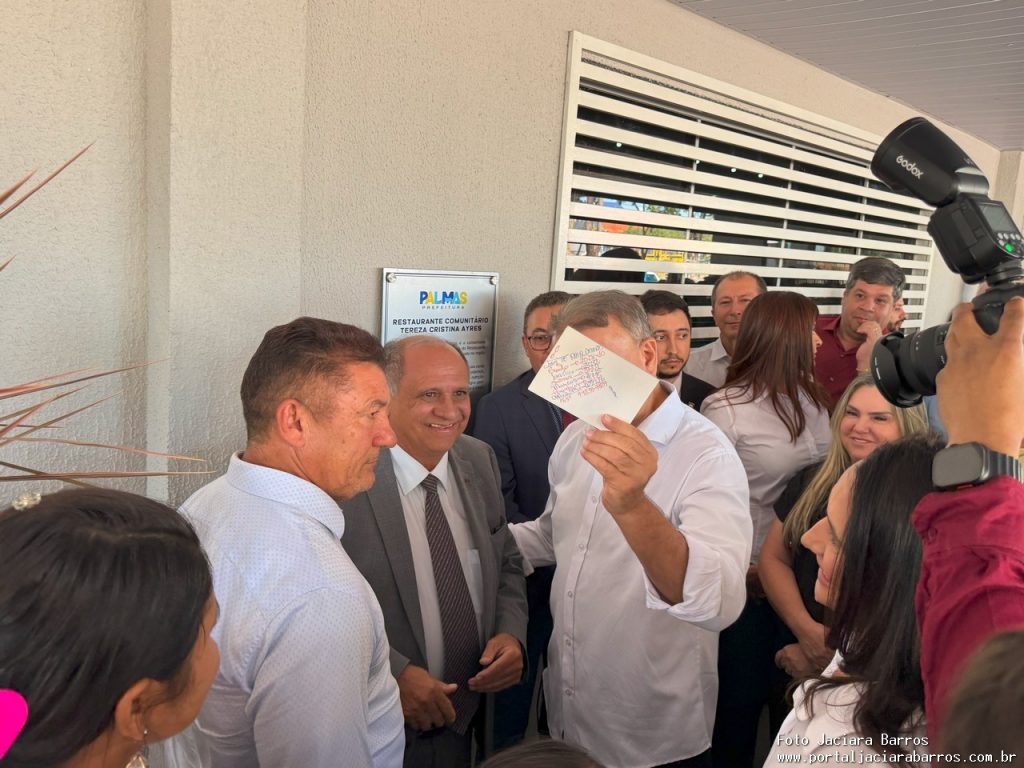 Imagem mostra a entrega oficial das unidades reformadas, com presença de autoridades e população no Restaurante Tereza Cristina Ayres, em Palmas.