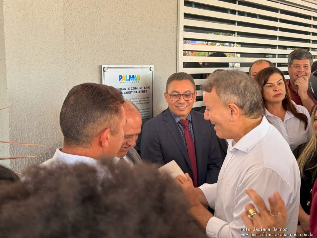 Imagem mostra a entrega oficial das unidades reformadas, com presença de autoridades e população no Restaurante Tereza Cristina Ayres, em Palmas.