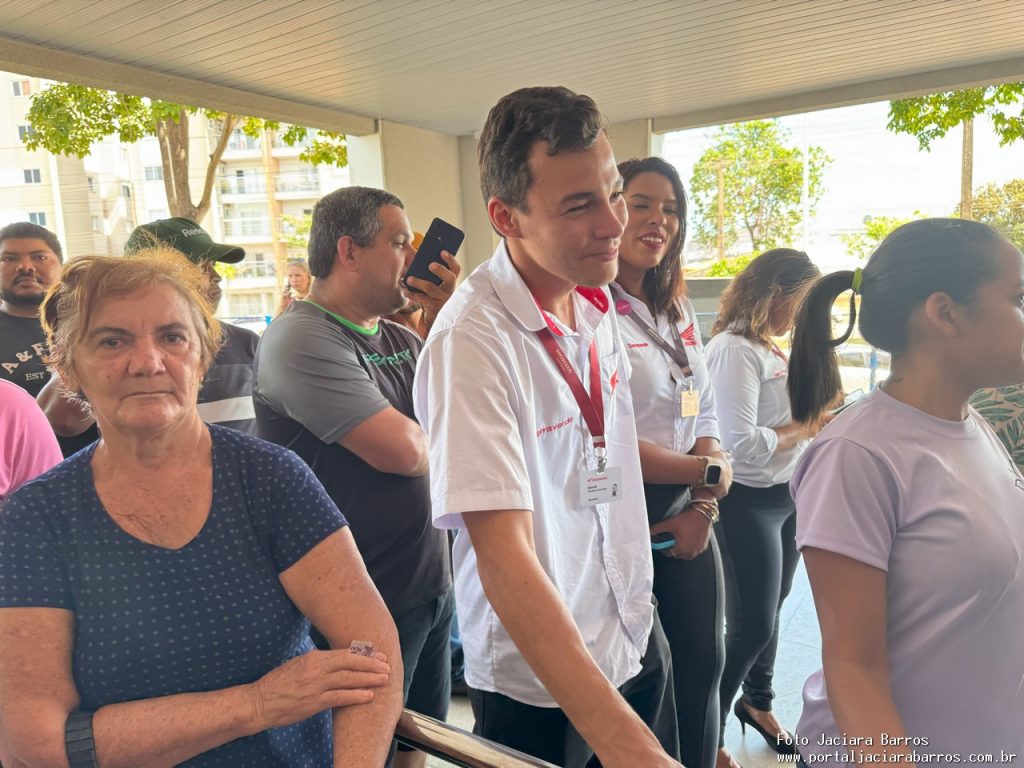 Imagem mostra a entrega oficial das unidades reformadas, com presença de autoridades e população no Restaurante Tereza Cristina Ayres, em Palmas.