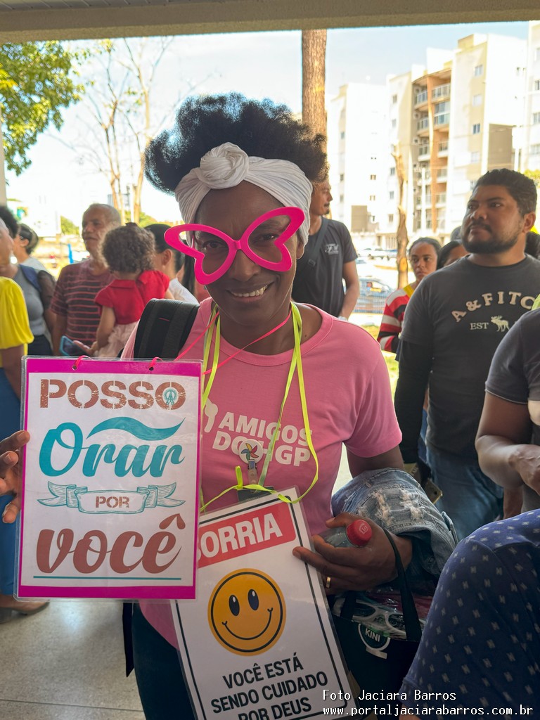Imagem mostra a entrega oficial das unidades reformadas, com presença de autoridades e população no Restaurante Tereza Cristina Ayres, em Palmas.