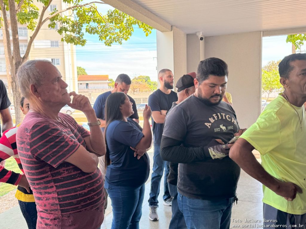 Imagem mostra a entrega oficial das unidades reformadas, com presença de autoridades e população no Restaurante Tereza Cristina Ayres, em Palmas.