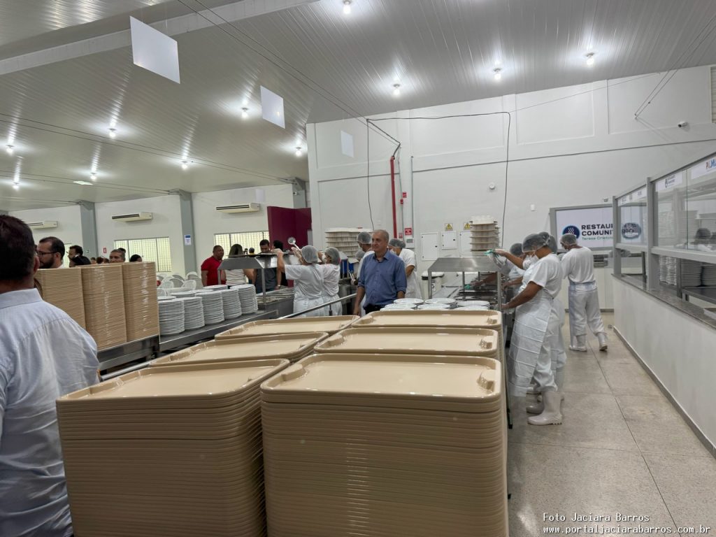 Imagem mostra a entrega oficial das unidades reformadas, com presença de autoridades e população no Restaurante Tereza Cristina Ayres, em Palmas.