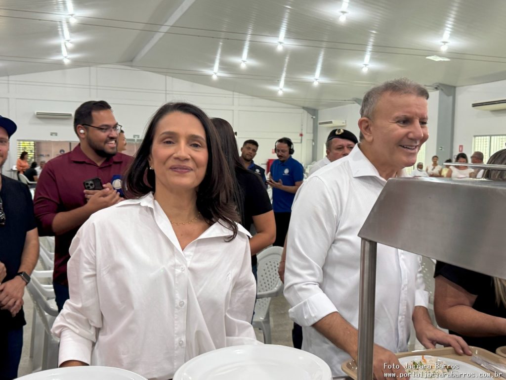 Imagem mostra a entrega oficial das unidades reformadas, com presença de autoridades e população no Restaurante Tereza Cristina Ayres, em Palmas.