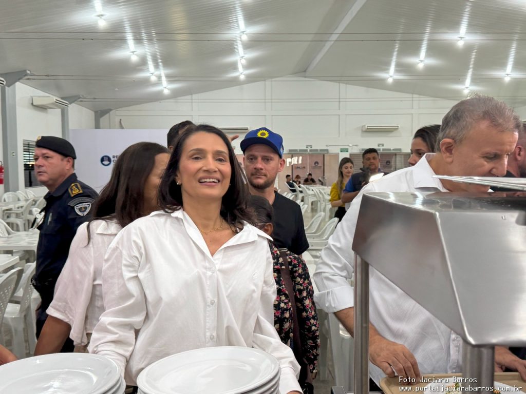 Imagem mostra a entrega oficial das unidades reformadas, com presença de autoridades e população no Restaurante Tereza Cristina Ayres, em Palmas.