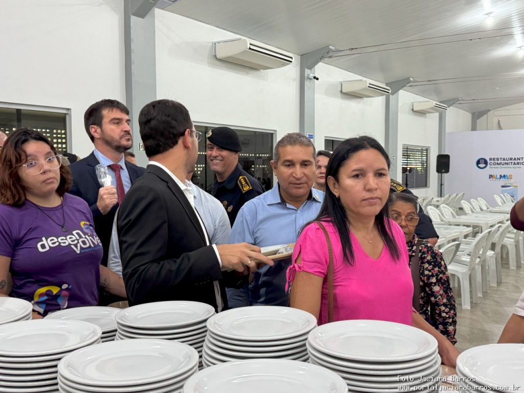Imagem mostra a entrega oficial das unidades reformadas, com presença de autoridades e população no Restaurante Tereza Cristina Ayres, em Palmas.