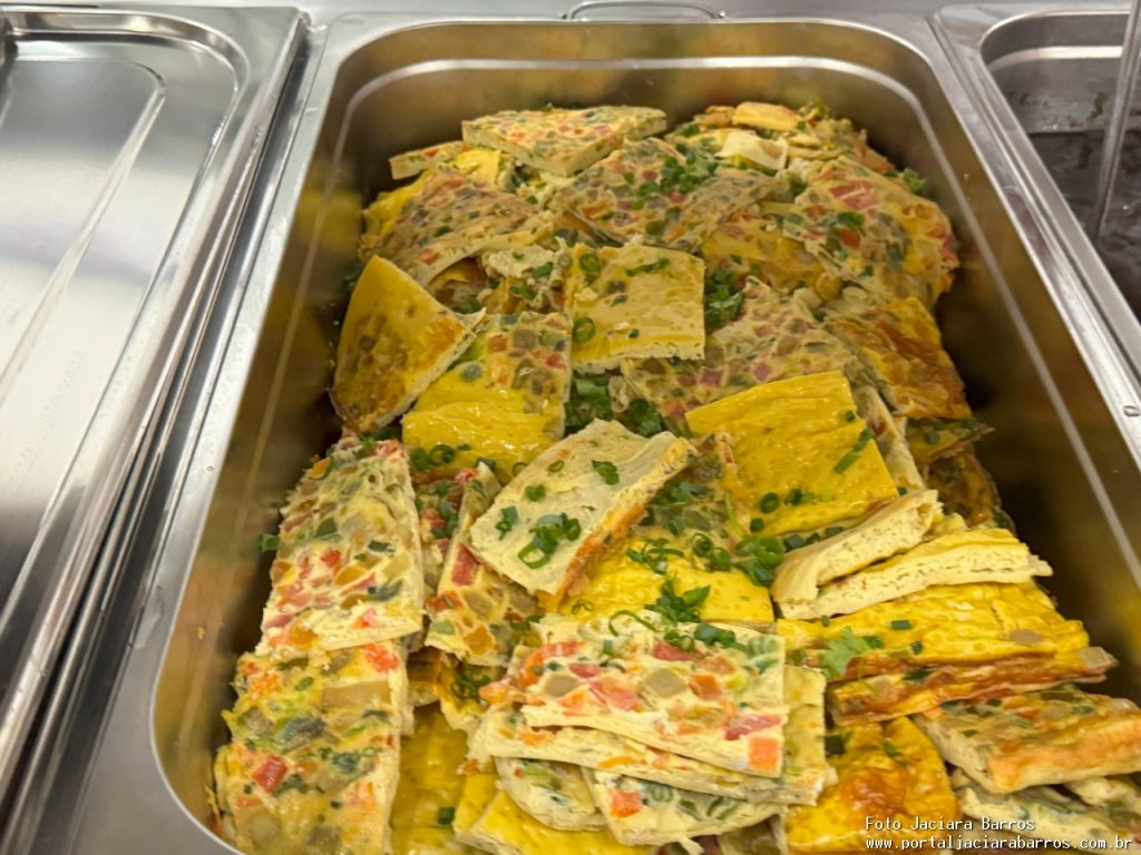 Imagem mostra a entrega oficial das unidades reformadas, com presença de autoridades e população no Restaurante Tereza Cristina Ayres, em Palmas.