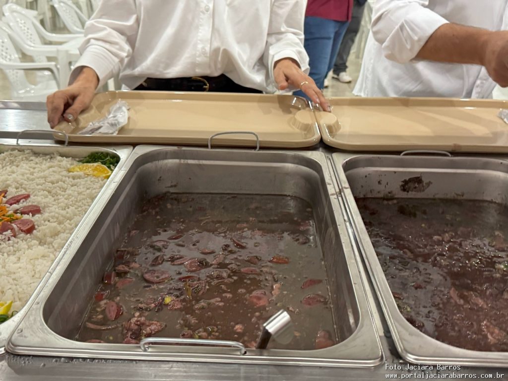 Imagem mostra a entrega oficial das unidades reformadas, com presença de autoridades e população no Restaurante Tereza Cristina Ayres, em Palmas.