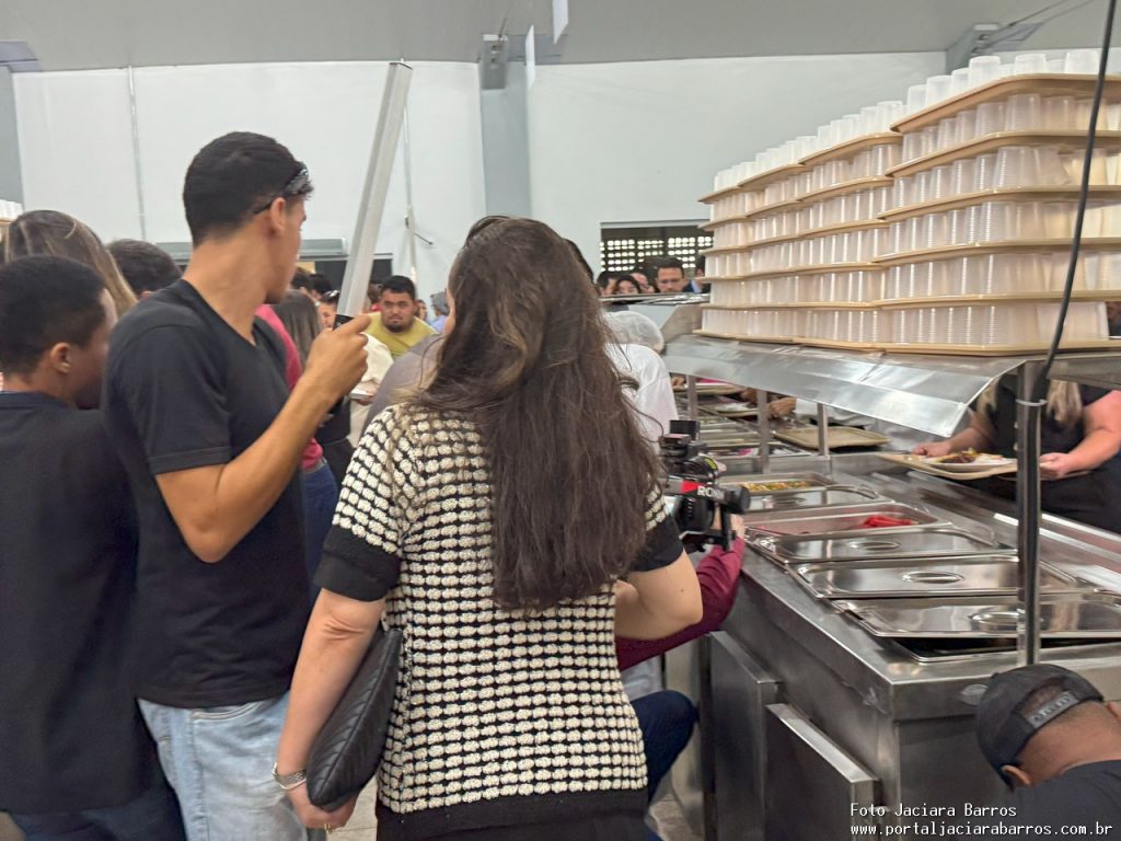 Imagem mostra a entrega oficial das unidades reformadas, com presença de autoridades e população no Restaurante Tereza Cristina Ayres, em Palmas.