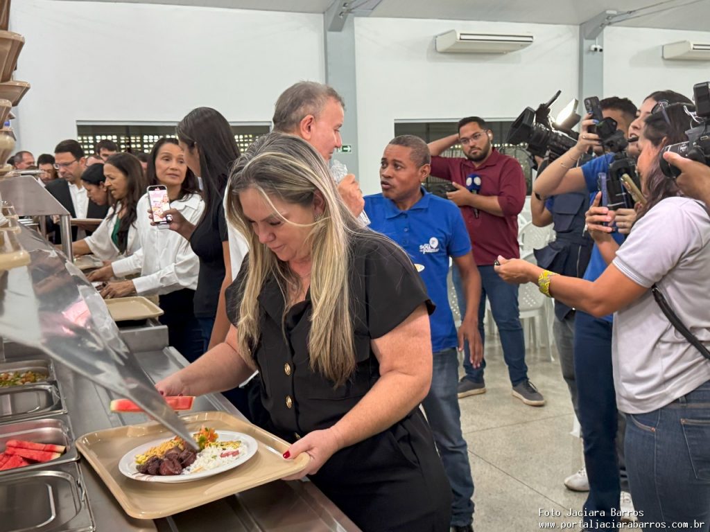 Imagem mostra a entrega oficial das unidades reformadas, com presença de autoridades e população no Restaurante Tereza Cristina Ayres, em Palmas.