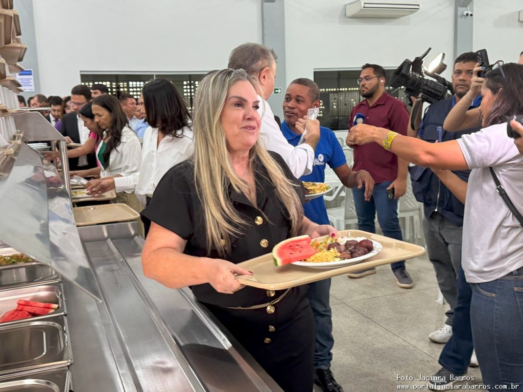 Imagem mostra a entrega oficial das unidades reformadas, com presença de autoridades e população no Restaurante Tereza Cristina Ayres, em Palmas.