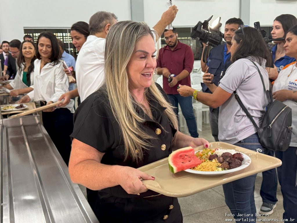 Imagem mostra a entrega oficial das unidades reformadas, com presença de autoridades e população no Restaurante Tereza Cristina Ayres, em Palmas.